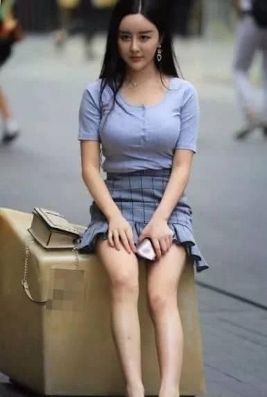 小姐姐|街拍美女微胖小姐姐搭配“顺色搭”超短裙,秒变萝莉