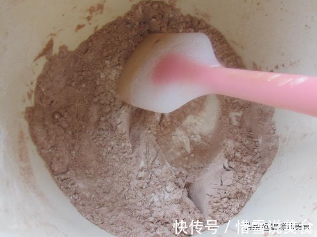 六一儿童节，在家给孩子做小零食，干净卫生无添加，孩子高兴地蹦