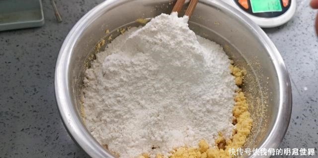 1碗玉米面,2个鸡蛋,不蒸不烤,松软香浓,孩子天天都想吃!