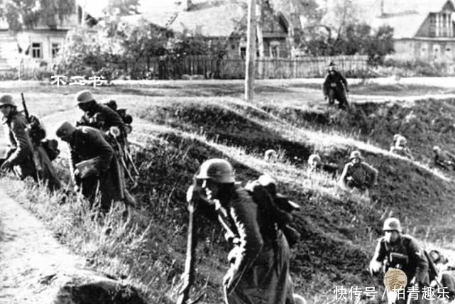 镜头|二战老照片:德军俘获苏军旗帜在镜头中炫耀、苏联平民房屋遭焚烧