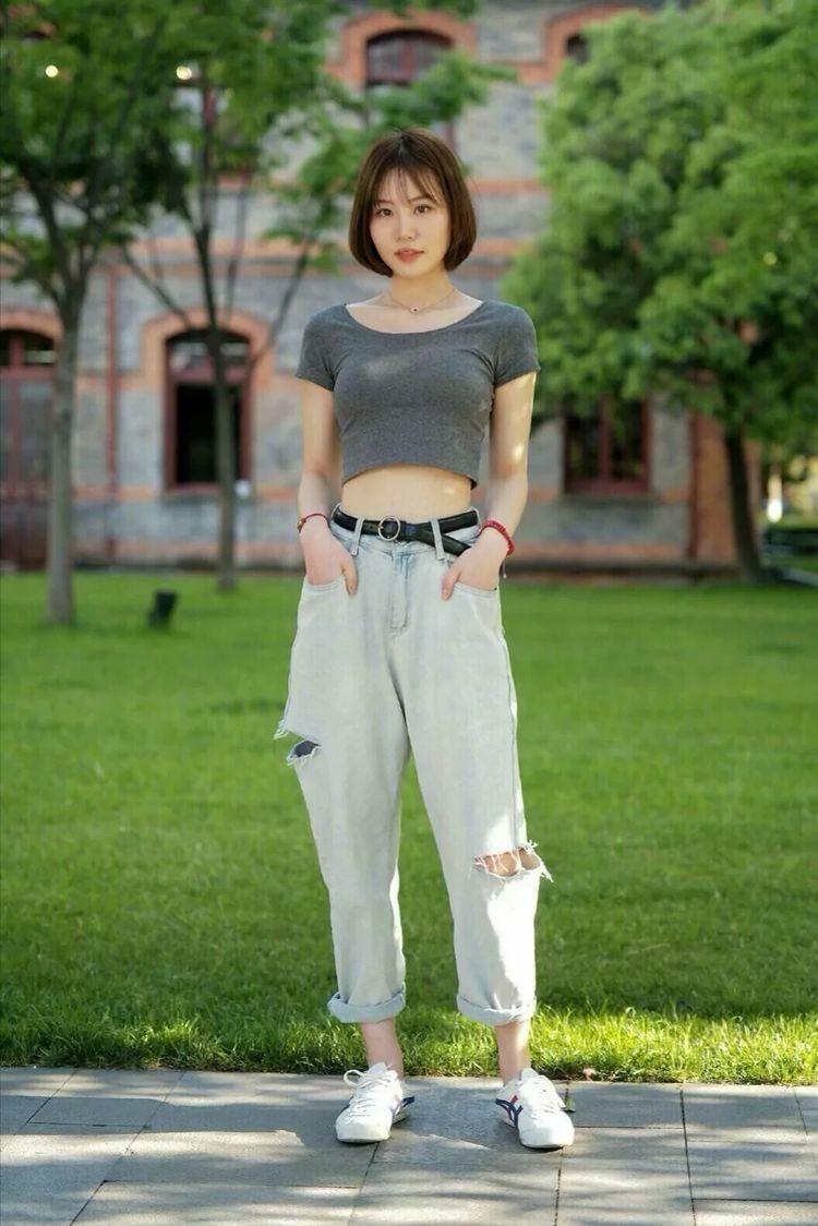 街拍：时尚靓丽的美女，高挑纤细的身材让人羡慕不已