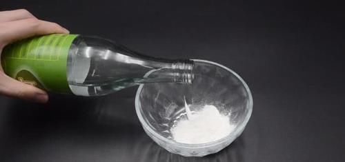 白墙脏了不用重新刷,用不值钱的东西擦一擦,立马焕然一新,真棒