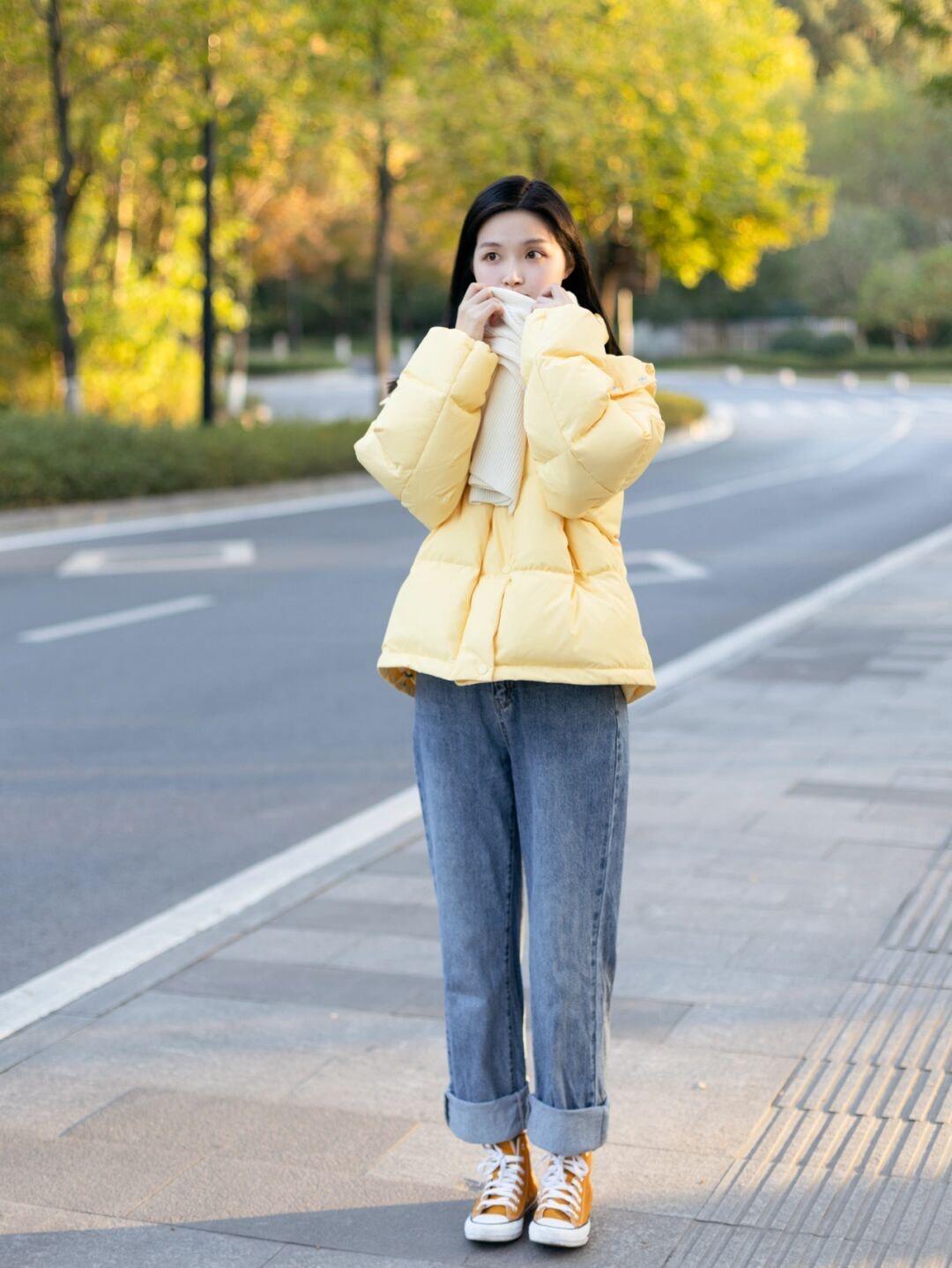 大衣|小个子女生冬季搭配指南|高腰短款羽绒服+宽松直筒牛仔裤,百搭又时尚!