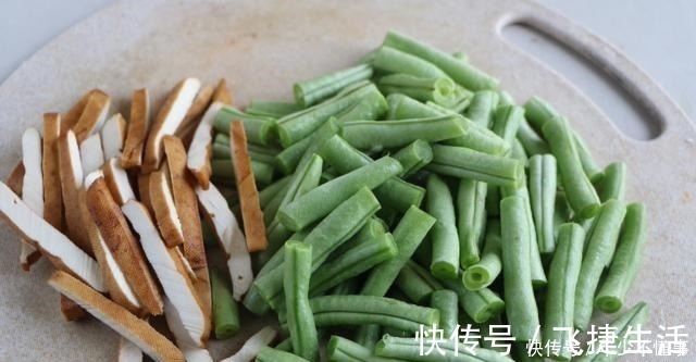 鲜香|北方焖面最好吃的做法，不加一滴水，鲜香入味，一锅吃了个精光！
