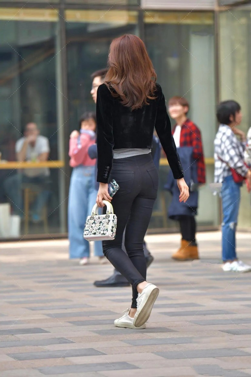 感觉|如何营造休闲又精致的感觉? 短款西装外套+牛仔裤帮你实现梦想!