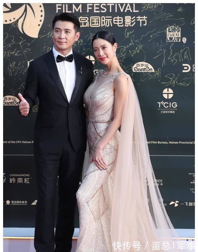 黄皮 克拉拉的身材绝了,香槟色修身裙凸显完美线条,体态姣好气质动人