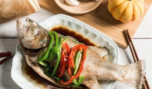 保存活鱼，别再直接放冰箱了，学会2个妙招，吃着跟新鲜的一样