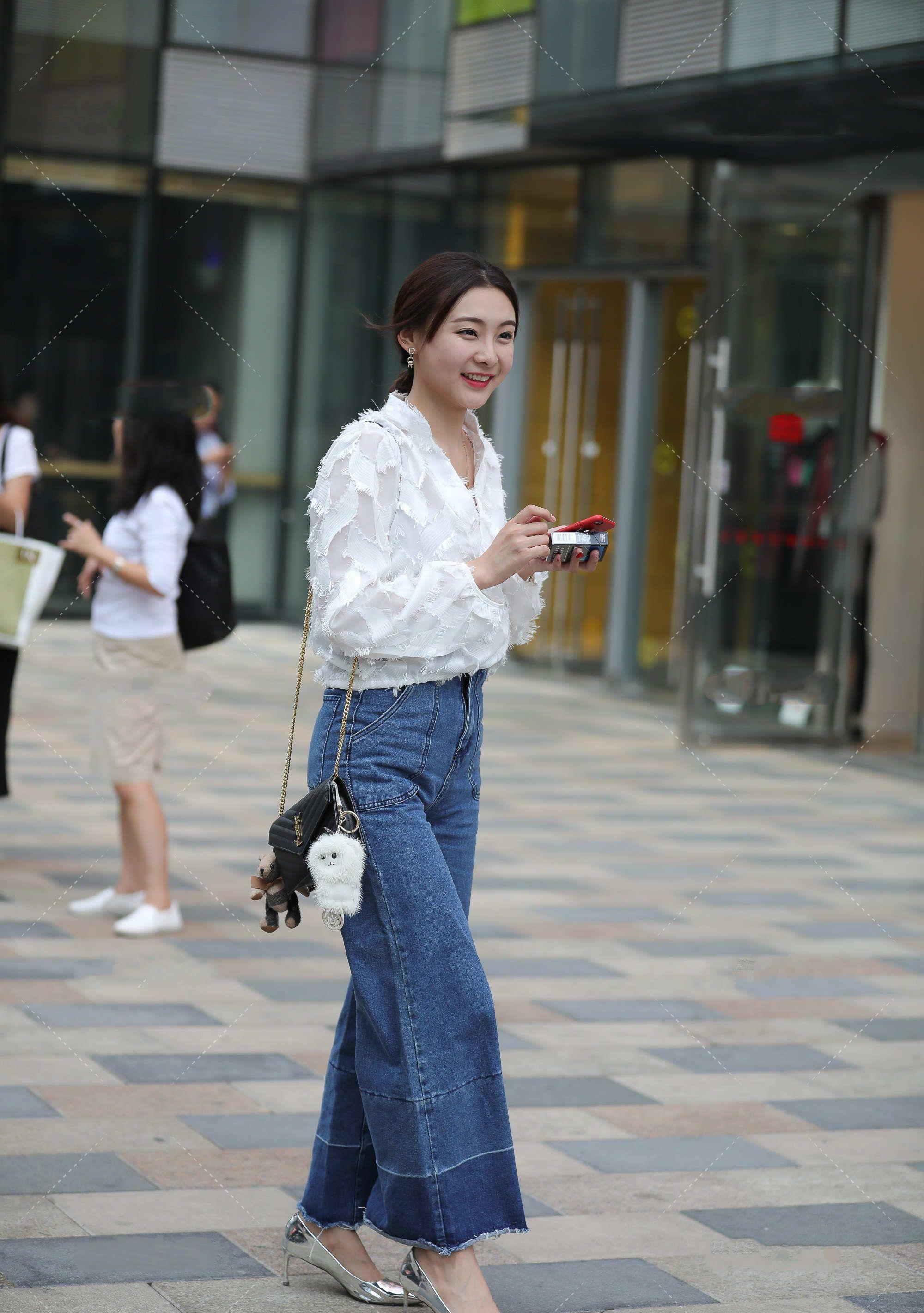 背心裙|时尚:蓝色牛仔裤很经典,阔腿裤好看又百搭,搭配白色上衣很合适