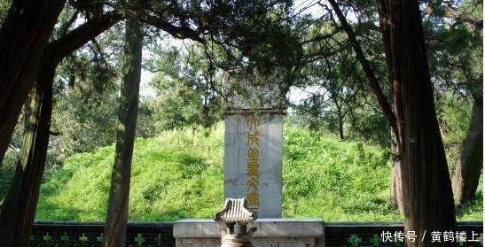 碑上面|康熙拜孔子跪一半停下了,大臣挡住墓碑上的一个字,康熙立刻跪下!