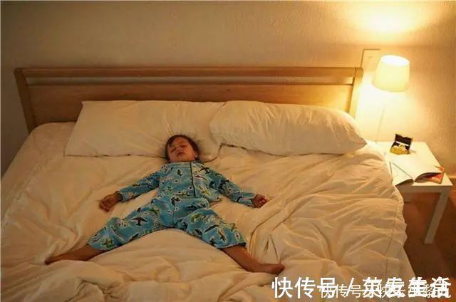 满床|宝宝睡觉总“满床滚”,可能带娃方式不太对,3个问题家长要上心