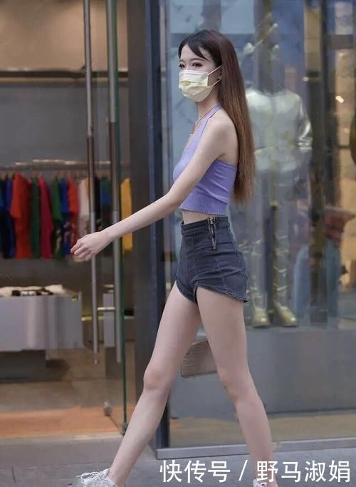 大街|“烂大街”的短裤T恤,被年轻女孩“玩坏”了,这么穿时髦又舒适