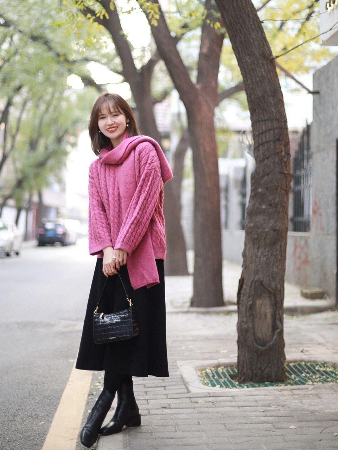 子女生 冬天毛衣怎样搭配出时尚感!紫色毛衣搭配皮裙,高级又不失个性!