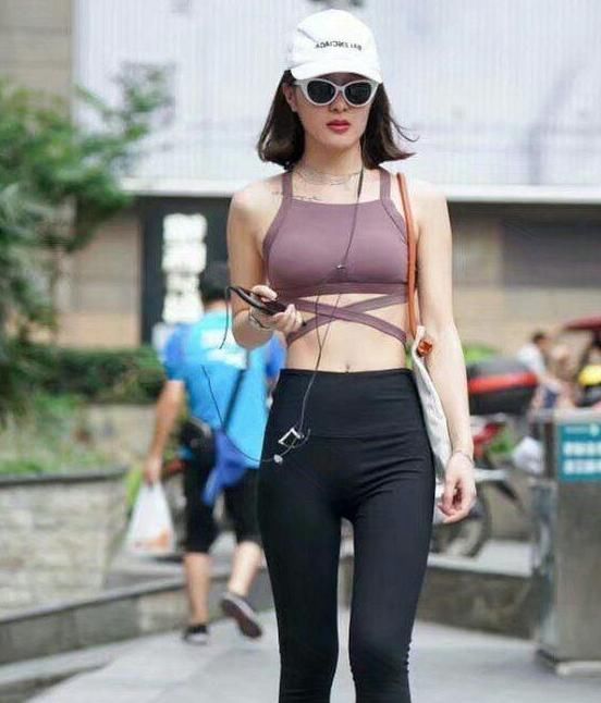身材比例|紧身打底裤优雅清爽的打底裤美女，更显女性身材高挑