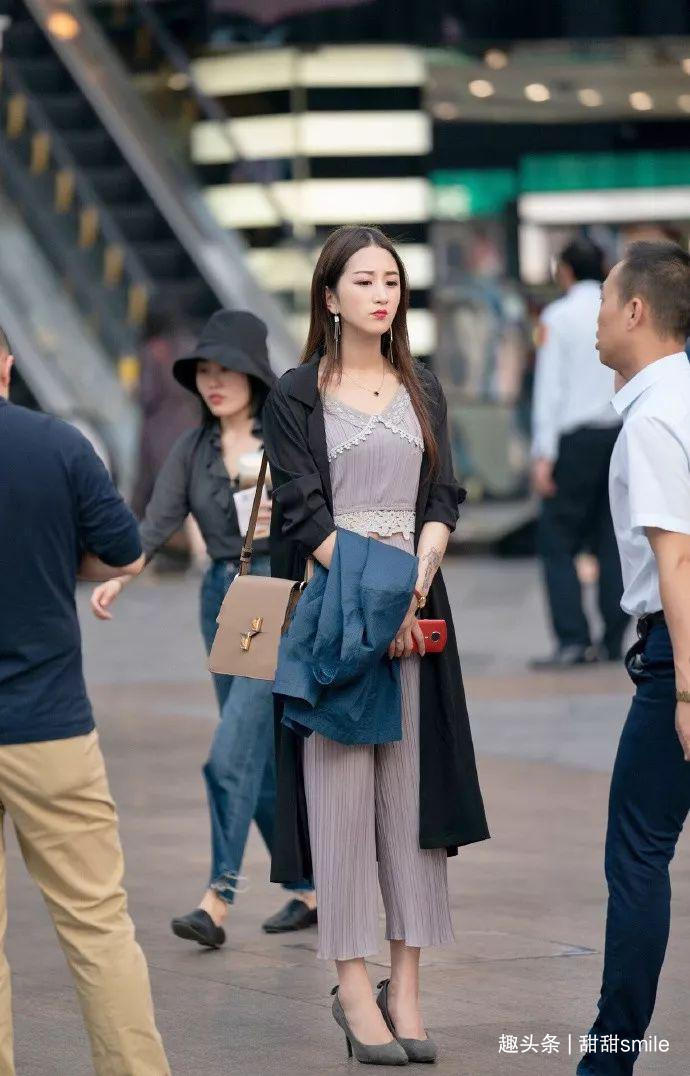 美女|美女脚上搭配上一双尖头的高跟鞋,修饰她的双腿,优雅又迷人