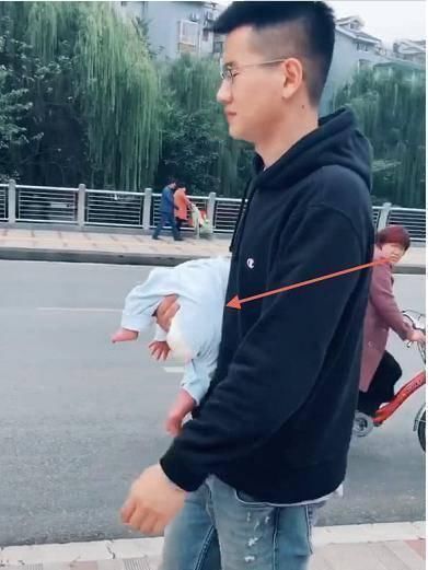 姿势|“淡定奶爸”街上抱孩子走红,旁边阿姨眼神亮了这是亲生的