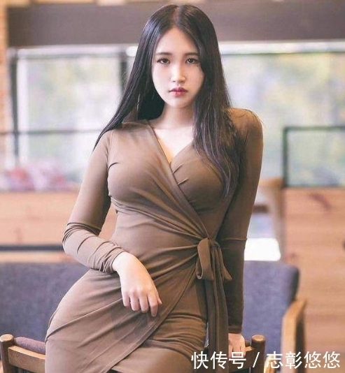 路人街拍：靓丽挺拔的打底裤美女，尽显女神的甜美感，魅力出众！