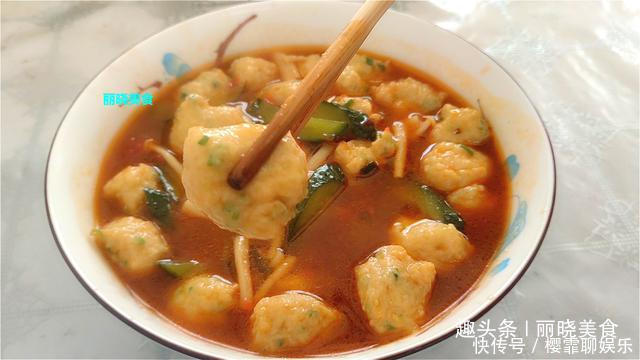 白玉菇|黄瓜别凉拌了,加一块鸡脯肉,简单一炖,汤鲜肉嫩,全家都抢着吃