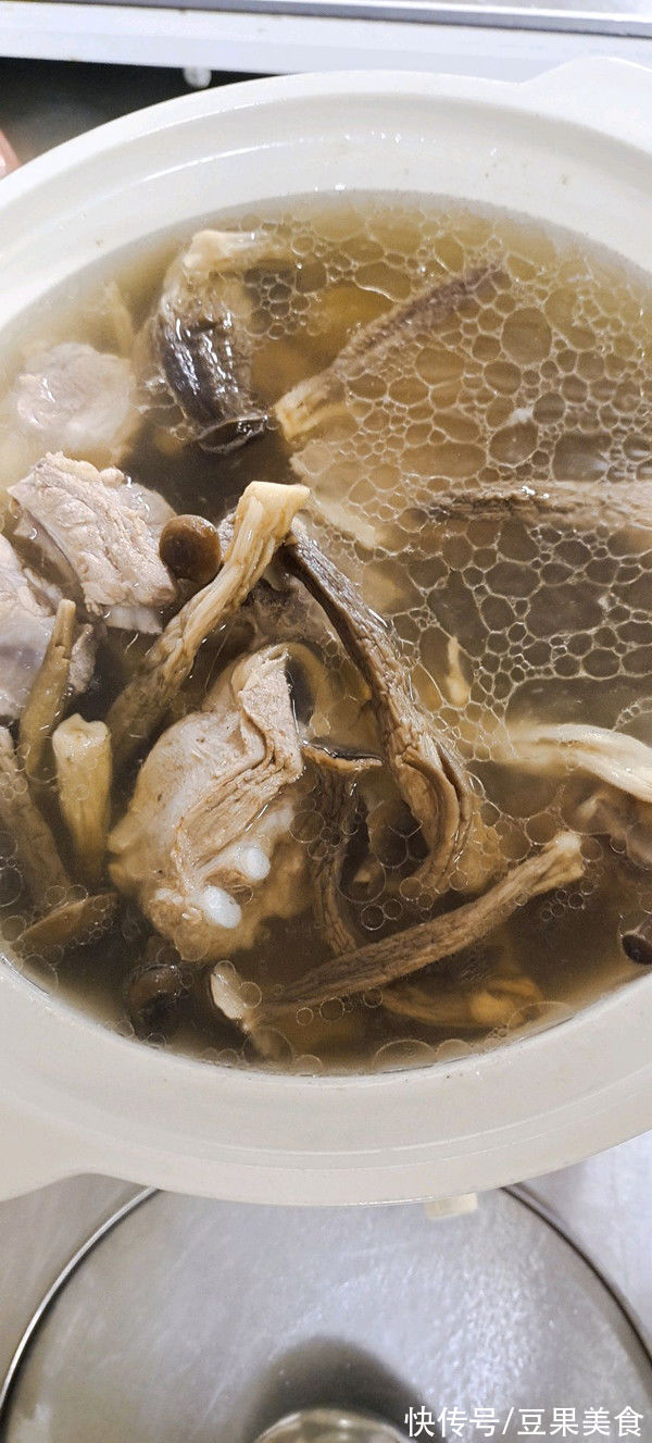 手残党必学菜谱之冬季暖汤（鹿茸菌排骨汤）