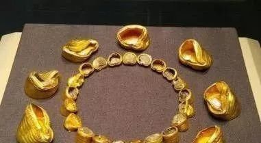 湖边发现皇帝墓,盗洞15米,专家再挖5公分,1吨黄金就没有了