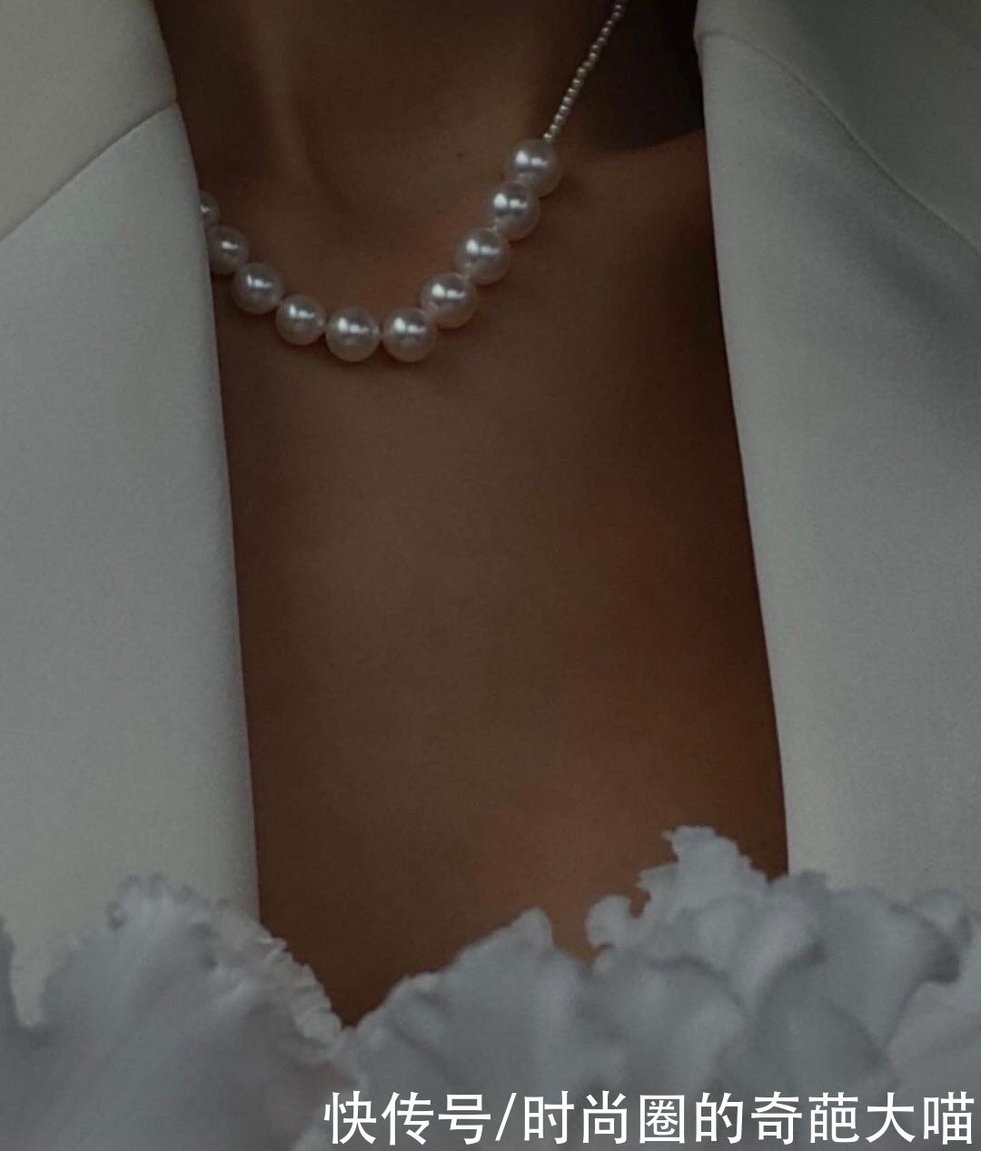 婚礼|繁琐的婚纱不再流行，吊带裙西装造型深受新娘喜爱，简单优雅