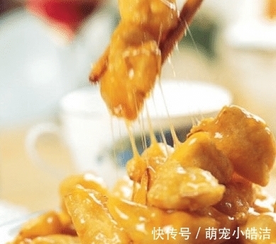 炒糖色时,应该放油还是放水?很多人都做错 ,难怪肉发苦发焦!