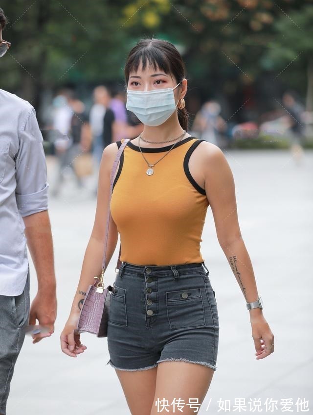 姜黄色 姜黄色上衣搭配淡紫色方包,性感成熟,知性大气!