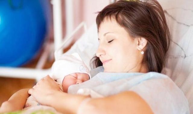 宝妈|正在哺乳期的女性，建议远离三类食物，会影响到孩子的吃奶过程