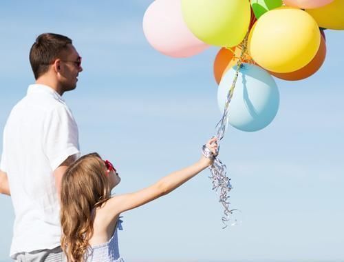 相处|爸爸生病打吊瓶，女儿哭得天昏地暗，宝爸无奈：我只是感冒而已