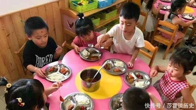 儿子一上幼儿园就长胖，直呼家里饭菜不香，看到照片宝妈难以理解