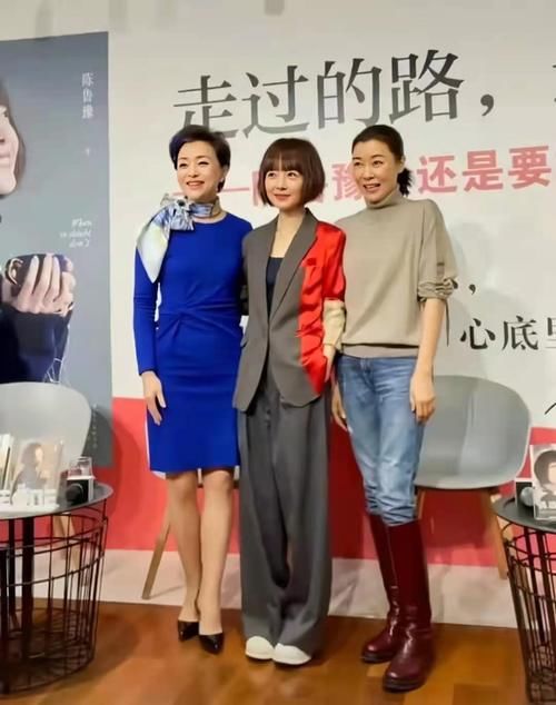 52岁杨澜打扮真时髦，穿蓝色长裙身材没发福，扎丝巾满是贵妇感