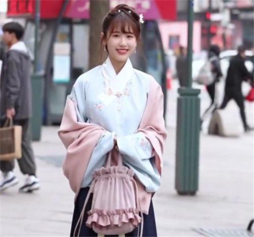 发胶 古装剧女子发型多样,但没发胶该如何定型?老祖宗的办法至今受用