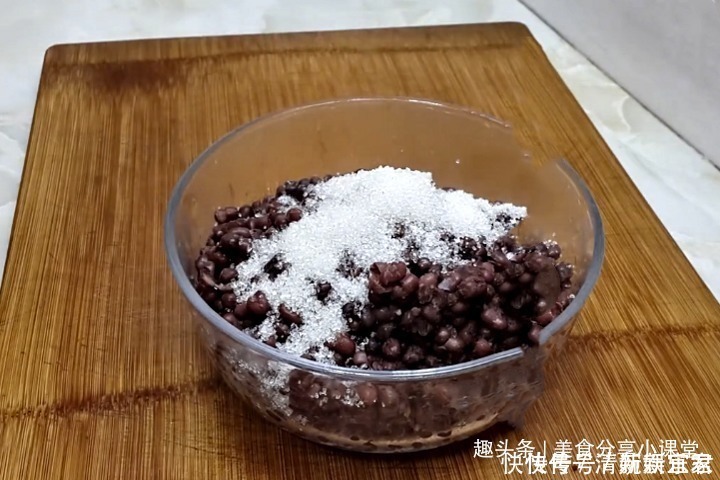 红豆最过瘾的吃法,先卷后炸,香甜酥脆,孩子最爱的小零食