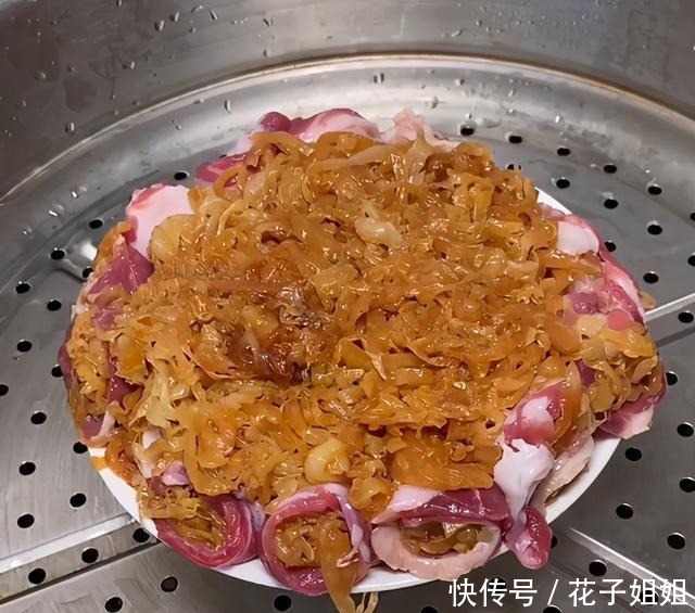 东北特色酸菜扣肉,多这加一步,酸菜软烂入味,五花肉香而不腻
