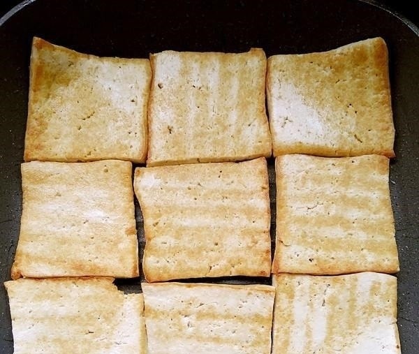 煎豆腐时,千万不要直接下锅!有这1步,豆腐不散不粘锅,特香!