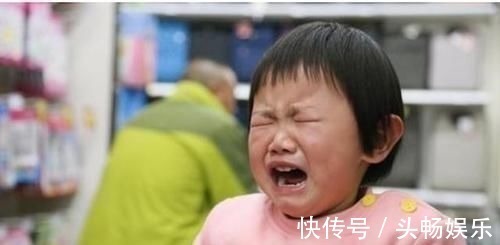 工作人员|逛超市时,2岁女儿突然站立不动,下一秒举动让众人笑翻