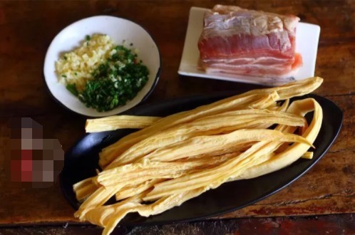 阵阵飘香的蒜香腐竹烧肉,吃过一次就忘不了