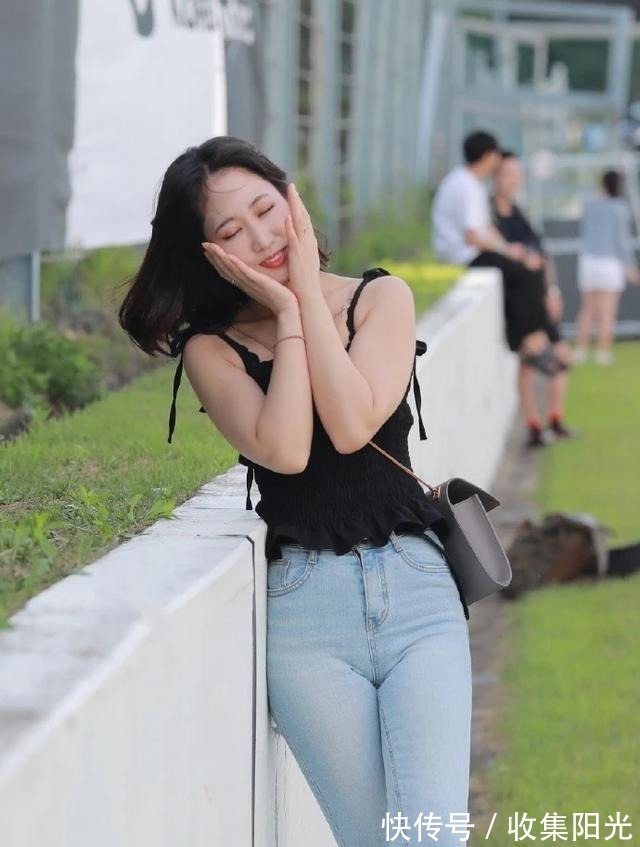 高颜值 高颜值的小姐姐，穿吊带装搭配牛仔裤，笑容让我陶醉！
