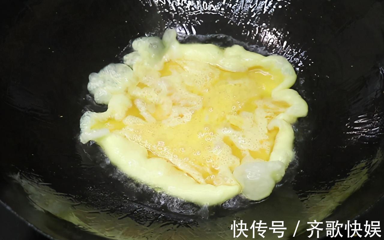 猪油|天凉了,来一盘热辣辣的尖椒炒鸡蛋,做法简单,干香有味又下饭
