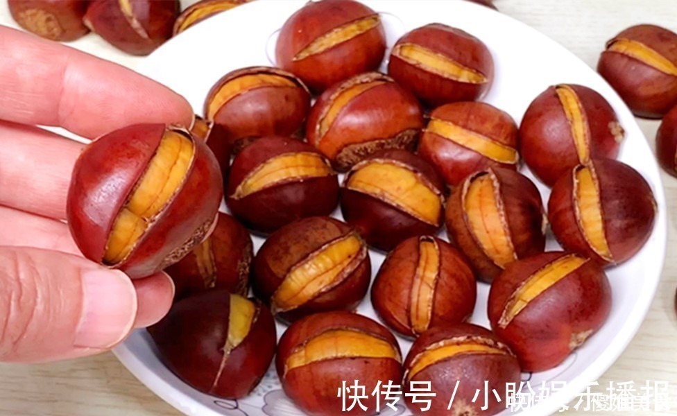 炒板栗时,用菜刀剥皮就错了,卖栗子的大姐教我诀窍,又快又好剥