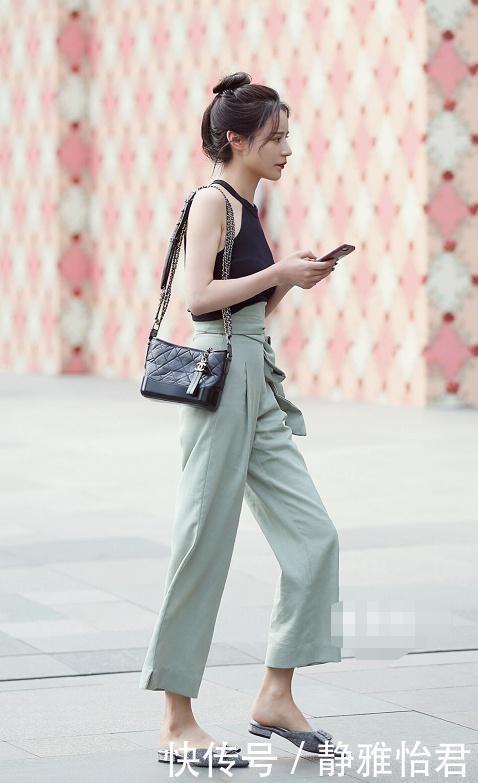 高跟鞋|街拍：美女白色连衣裙搭配黑色高跟鞋，简洁美观又不失优雅的美丽