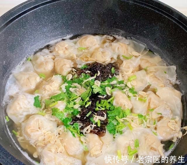 香菇鸡肉馄饨,薄皮大馅,汤鲜肉嫩!