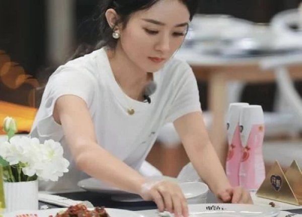 赵丽颖《中餐厅》玩手机被骂,可得知她在干啥后,黑粉赶忙道歉