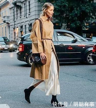最近火了一种穿法，叫“冬外套+春裙子”，时髦保暖，明星都上瘾