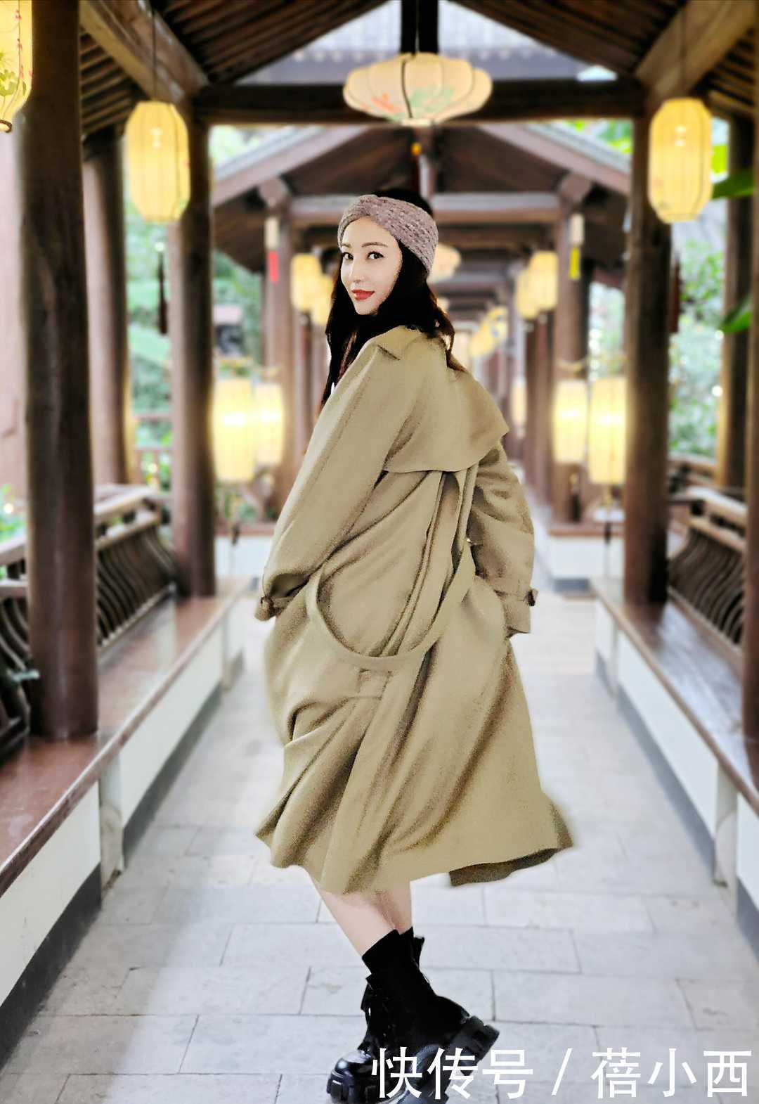 安吉丽娜·朱莉气质太高级，简单穿风衣配围巾出街，就气场开挂