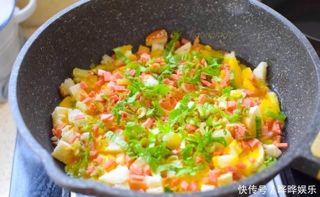 2个吐司面包3个生鸡蛋,做小孩最喜欢的早餐饼,比比萨简易多了