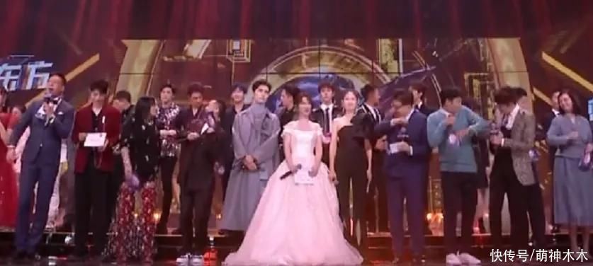 王一博|跨年流量大战！肖战压轴拉起基本盘，王一博热度巅峰，蔡徐坤太坑