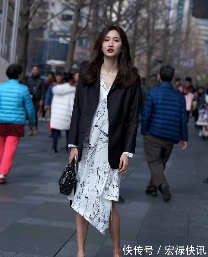 小姐姐 小姐姐浅灰色的中高领无袖针织连衣裙,看上去很有气质