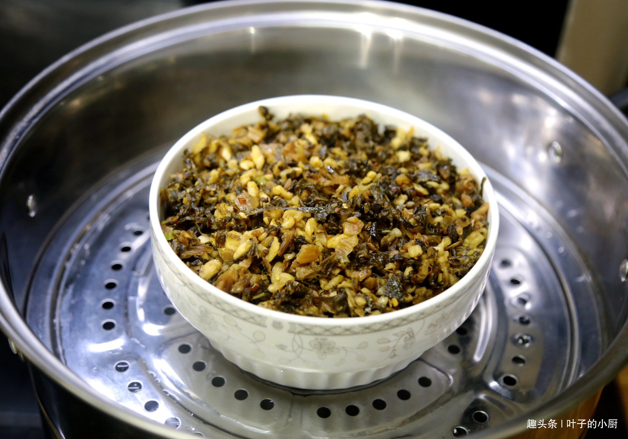 做排骨，很多人都用“传统”方法烧，油多还不香，教您好吃的秘诀