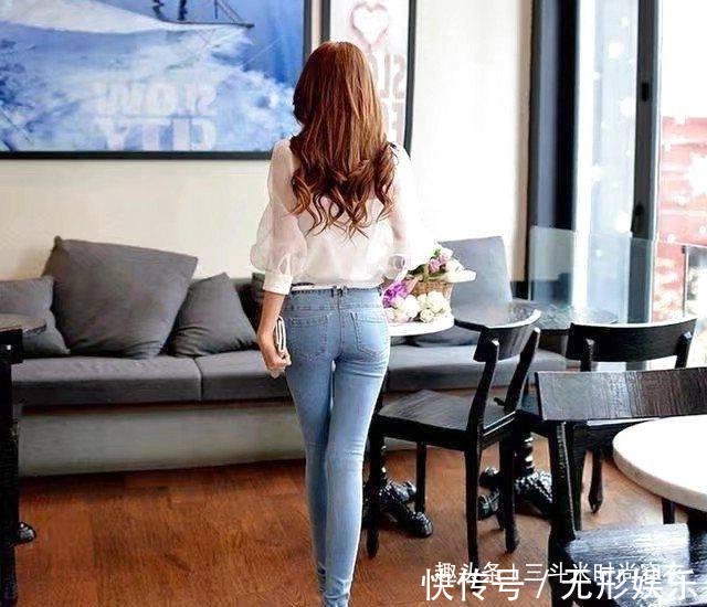 发型 个性迷人紧身牛仔裤,身材高挑青春俏丽,美的不只是个性!