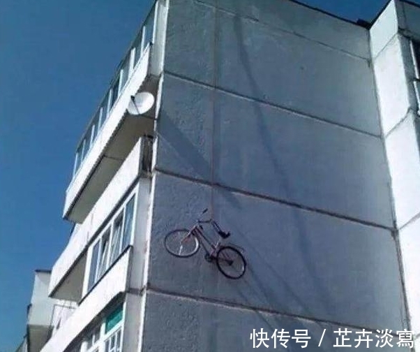 |搞笑图片幽默段子笑话:这是一只悠闲的烤鸡,就是不知道味道怎样